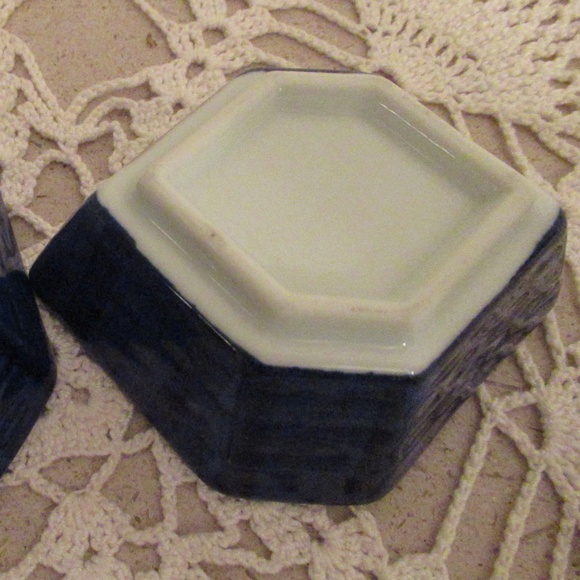 2 Hexagon shaped Japanese Imari dishes - Picture 6 of 6